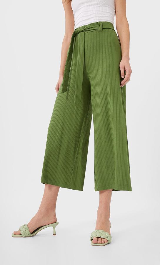 Confeccionado en punto en un bonito color verde, este pantalón culotte con cinturón a tono costaba 15,99 euros y ahora podemos encontrarlo a 12,99 euros en las tallas XS, S y M.