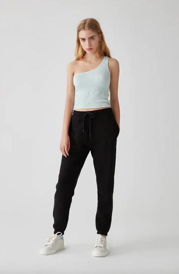 Confeccionado en tejido nido de abeja en viscosa ligeramente elástica, este top de mangas asimétricas de Pull&Bear en verde agua costaba 9,99 euros y ahora lo encontramos por 7,99 euros entre las tallas S y XL.