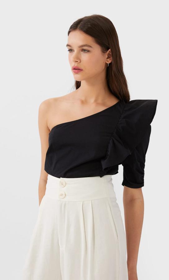 Manga tres cuartos con volante y escote asimétrico para este top de Stradivarius que costaba 17,99 euros y ahora podemos comprar por 9,99 euros únicamente en la talla S.