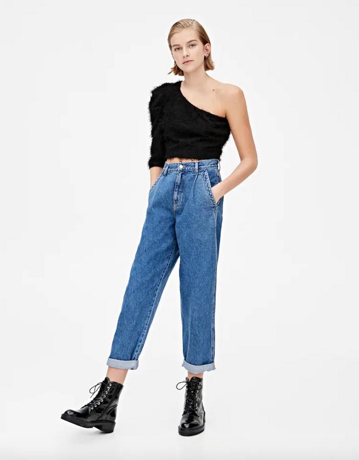 De pelo corto en color negro, este top de Pull&Bear con mangas asimétricas costaba 17,99 euros y está disponible en las tallas S y M.