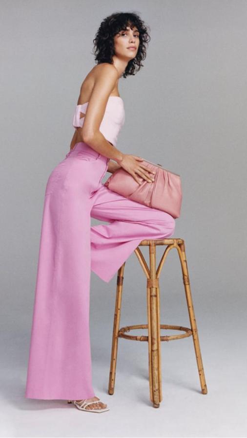 Pantalón palazzo en rosa chicle, de la nueva colección de Zara (39,95 euros).