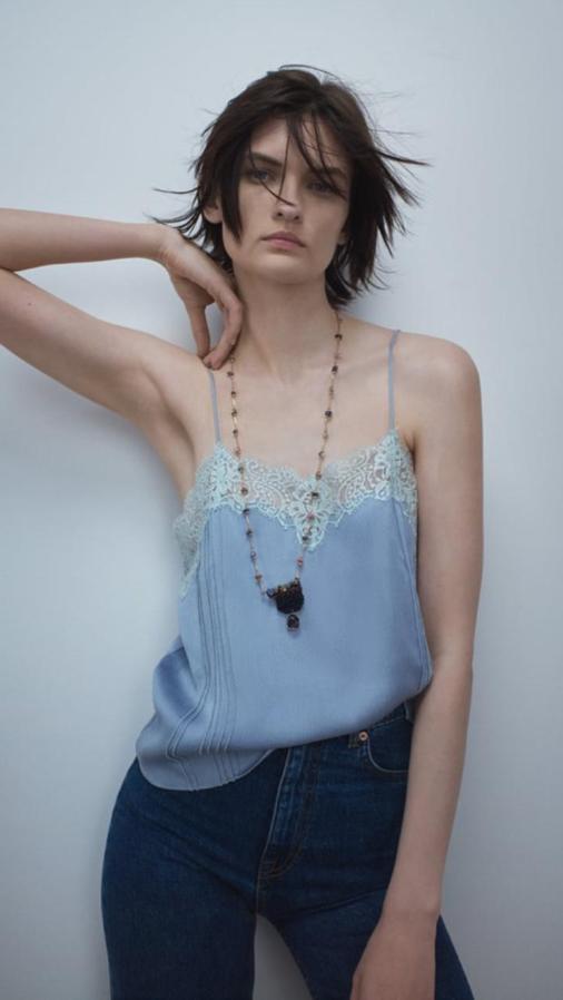 Top lencero en azul bebé, de la nueva colección de Zara (29,95 euros).