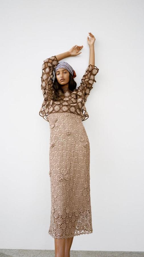 Vestido de crochet con detalles de flores, de largo midi, de la nueva colección de Zara (39,95 euros).