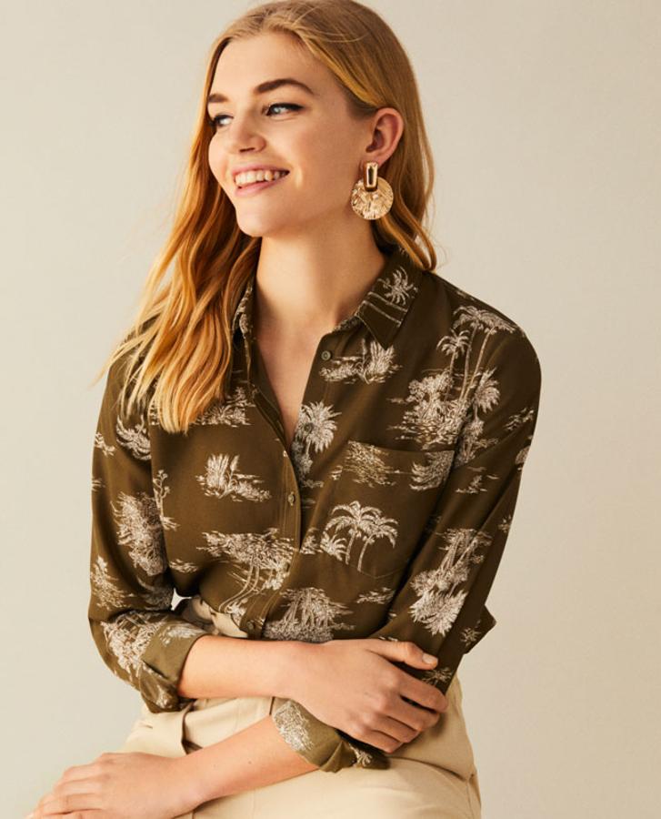 Camisa de manga larga con estampado de palmeras, de las rebajas de Lefties (2,99 €).