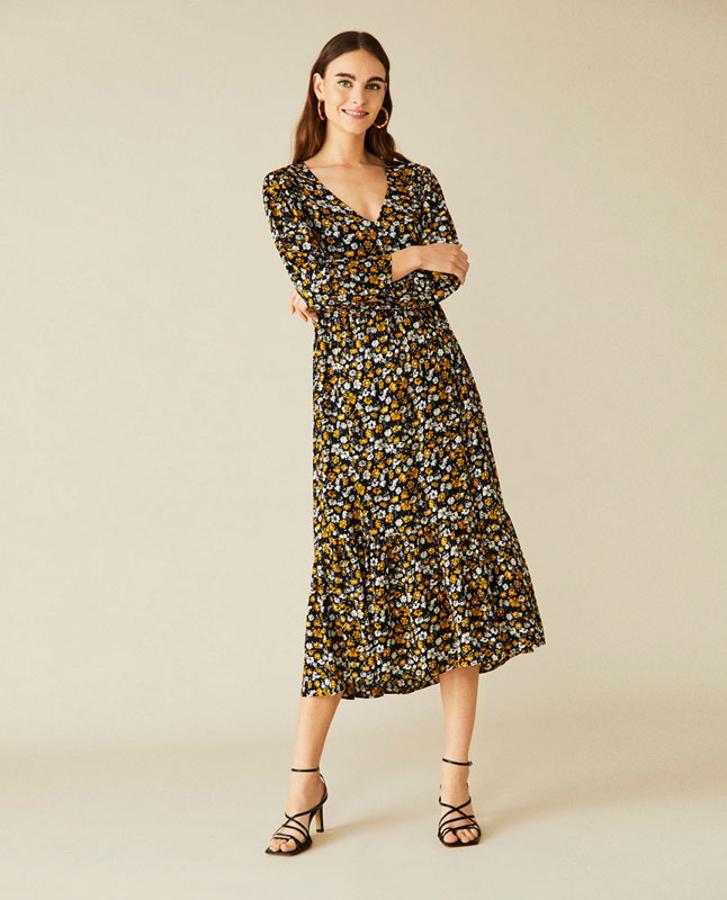 Vestido midi estampado de manga larga y escote en pico, de las rebajas de Lefties (6,99 €).