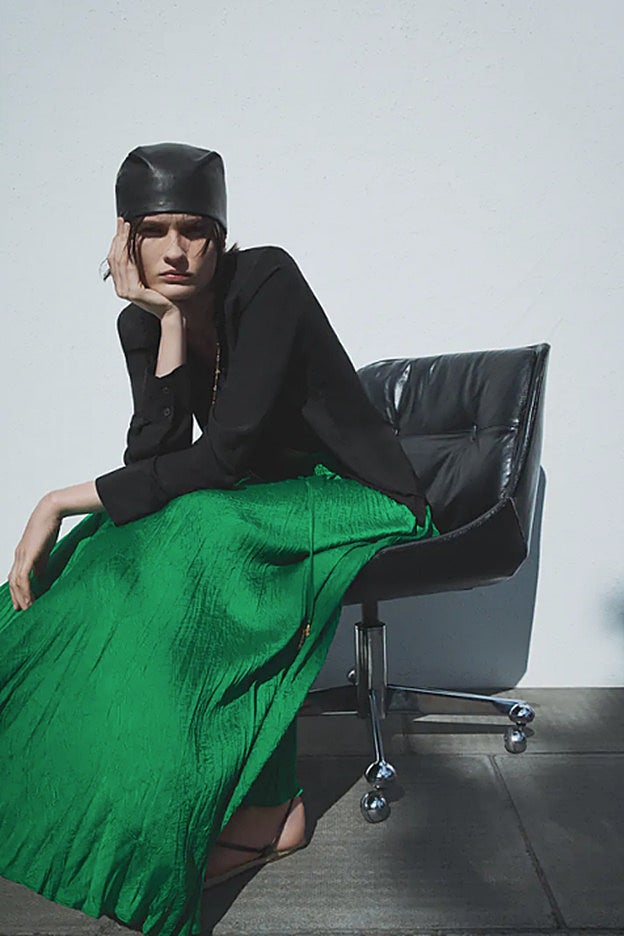 Falda midi con cintura elástica, disponible en Zara hasta la XXL.