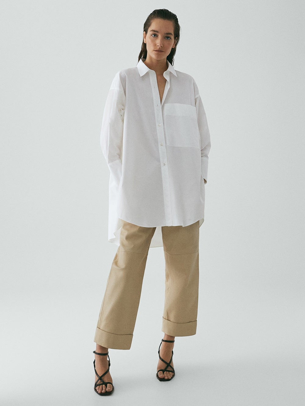 Elegante, versátil, cómoda y atemporal: la camisa blanca de algodón, ese básico al que vas a sacar partido en cualquier época del año. Ficha esta de edición limitada con descuento de las rebajas de Massimo Dutti. Antes: 89,95 euros. Ahora: 49,95 euros.