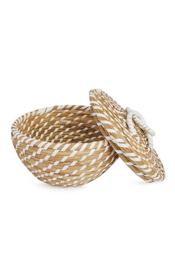 Las cestas de almacenaje se han convertido en algo básico en nuestra decoración. Como esta de Primark Home, en color crudo, que cuesta 6 euros.