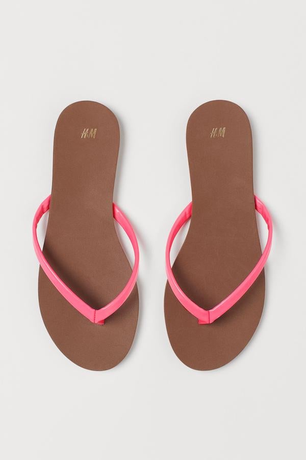 Con tiras en rosa neón, estas chanclas de piel sintética metalizada brillante están rebajadas y tienen un precio de 3,99 euros.