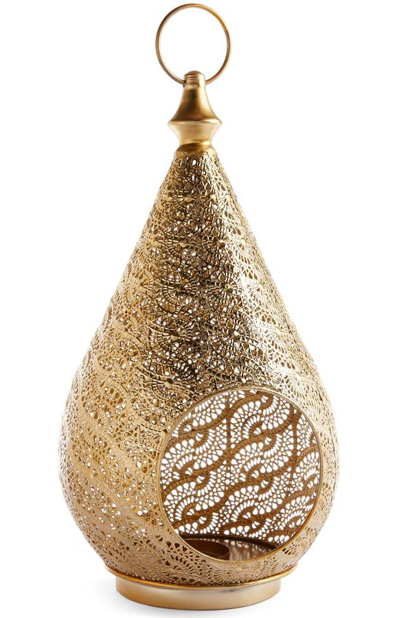 Este farol dorado para velas es de Primark Home y tiene un precio de 15 euros. Cuenta con anilla para colgar.