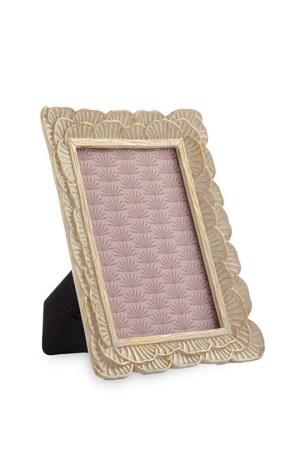 También en Primark Home encontramos este marco de fotos dorado con borde en forma de pétalos que tiene un precio de 4 euros.