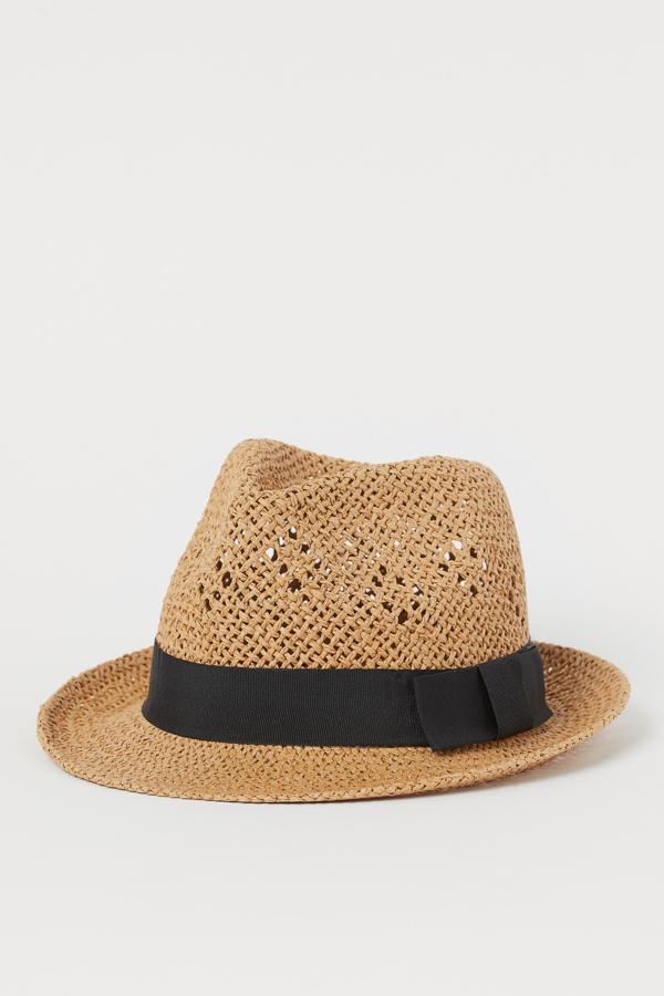 En color beige con cinta ancha en negro, este sombrero de paja con ala de 5 centímetros esta actualmente rebajado y tiene un precio de 5,99 euros.