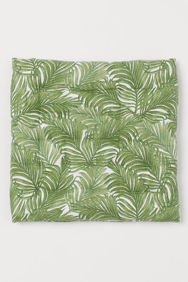 Con un estampado de hojas verdes sobre fondo blanco, esta funda de cojín con medidas de 40x40 centímetros tiene un precio de 5,99 euros.