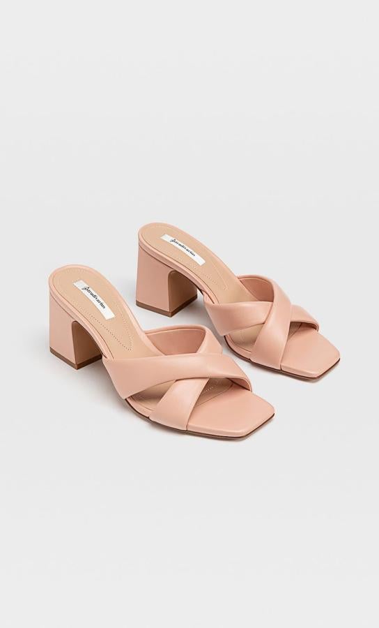 En color maquillaje, esta sandalia de tiras con tacón de 7 centímetros promete comodidad y efecto piernas infinitas. Tiene un precio de 19,99 euros.