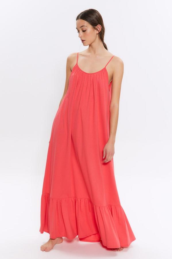 Con volante en el bajo, este vestido maxi de tirantes en color coral con volante en el bajo y escote en la espalda es de Sfera y tiene un precio de 15,99 euros.