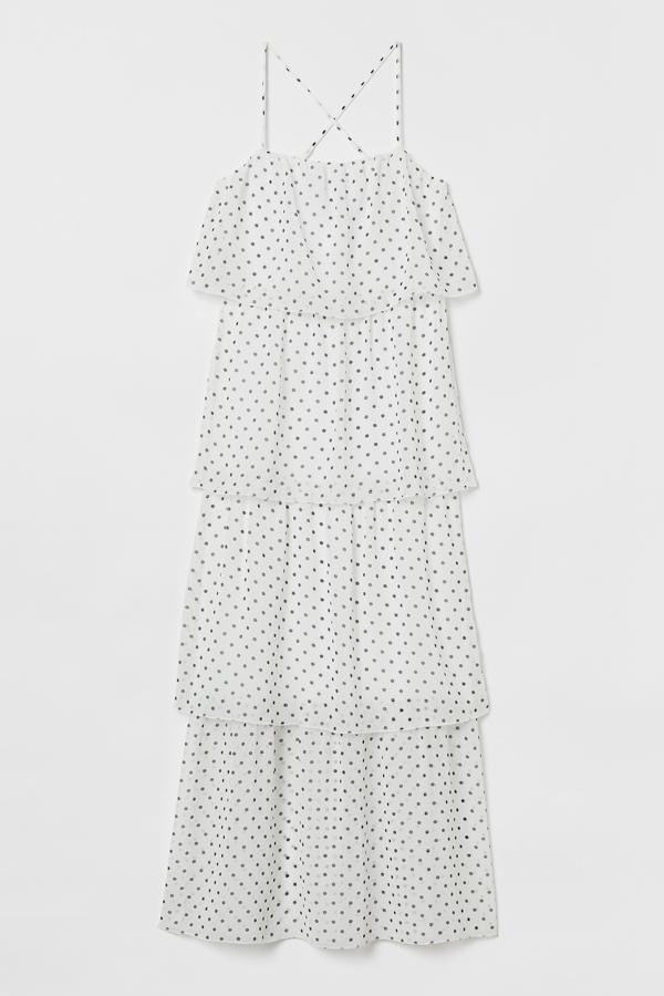 Este maxi vestido escalonado en color blanco con lunares negros (también disponible en color rosa) es de H&M y está rebajado a la mitad de su precio. Ahora cuesta 14,99 euros.