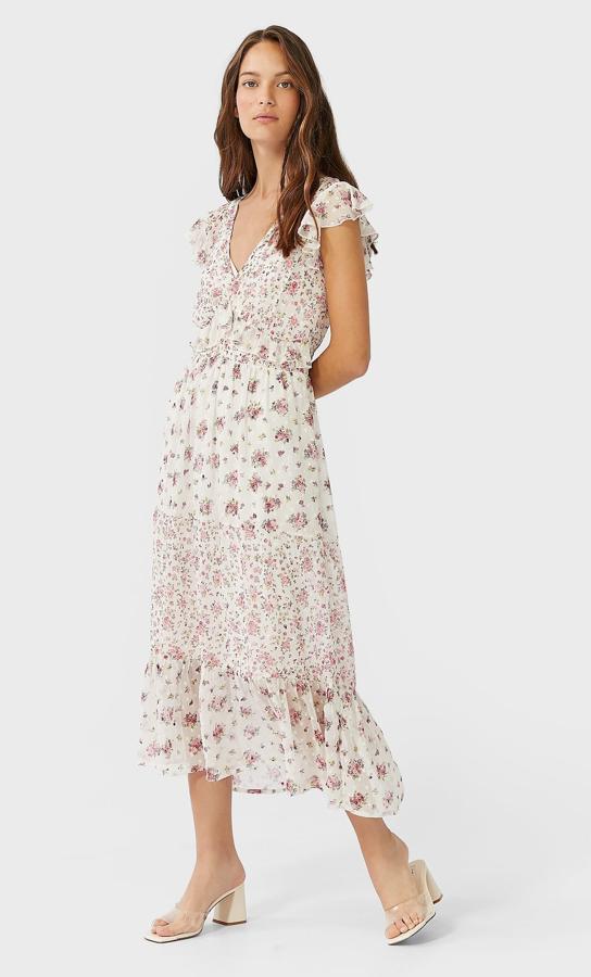En color blanco con flores en rosa, este vestido midi con escote de pico con volante y manga corta tiene un precio de 29,99 euros.