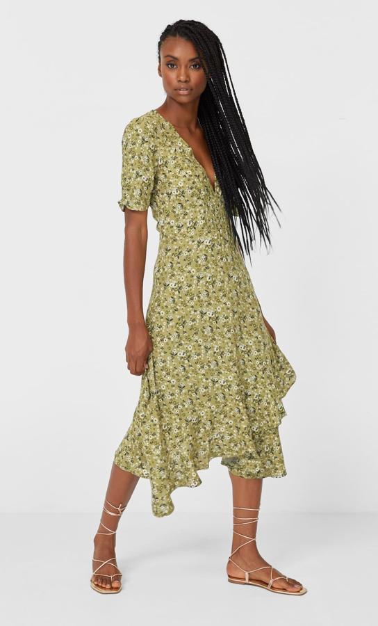 En tono verde con flores (también está disponible en color blanco), este vestido midi de manga corta con volantes tiene un precio de 29,99 euros.