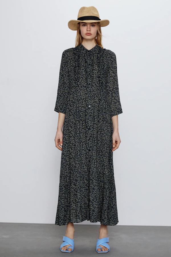 En Zara encontramos este vestido negro con cuello solapa con detalle de volantes en la parte delantera y el bajo. Con cierre frontal de botones, está rebajado y tiene un precio de 19,99 euros.