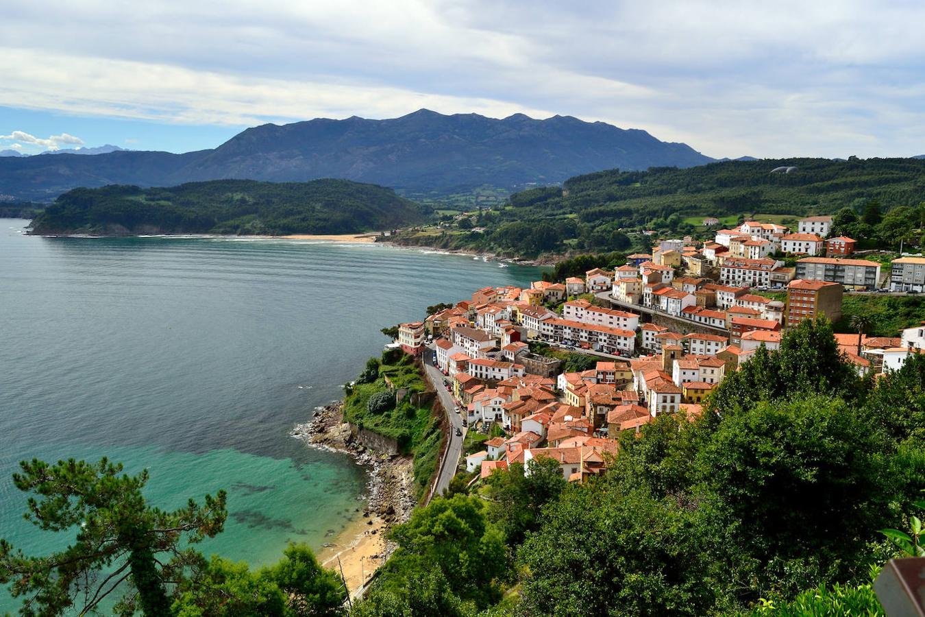 Lastres es una de las joyas más brillantes de la costa asturiana. Te enamorarán su precioso casco histórico, con calles empedradas y palacios, y el trasiego de los pescadores en el puerto. Y si, además, te das un homenaje en alguna de sus sidrerías no querrás marcharte nunca. Si subes hasta la Capilla de San Roque, en lo alto del pueblo, tendrás una panorámica que te dejará sin aliento... y entenderás por qué Lastres forma parte del selecto club de los Pueblos Más Bonitos de España y es Pueblo Ejemplar de Asturias por la Fundación Princesa de Asturias. ¡Un lujo!