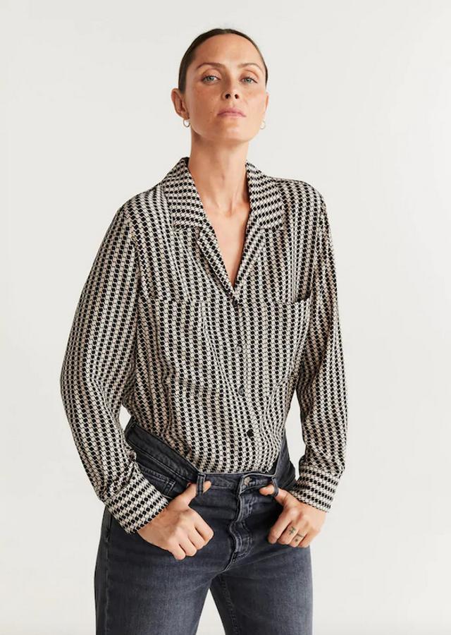 Estampado geométrico en tonos negros y blancos para esta camisa fluida con cuello de solapas con muesca, mangas largas y bolsillos de parche en el pecho. De 25,99 euros ha pasado a 9,99 euros y está disponible en las tallas S, M y XL.