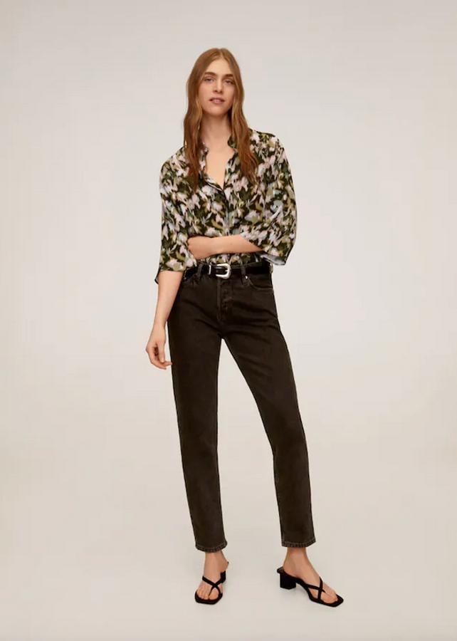 Con estampado en colores caqui, negro y rosa pálido, esta blusa de tejido fluido con cuello clásico y manga tres cuartos viene con cierre de botones en la parte delantera. De 25,99 euros ha pasado a 9,99 euros y está disponible en las tallas XS, L y XL.