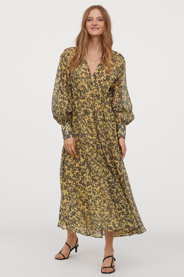 Diseño vaporoso en georgette de mezcla de lyocell sostenible para este vestido con escote de pico, hombros caídos, mangas largas abullonadas y costura elástica en la cintura. Viene con falda multicapa para crear caída y de 49,99 euros ha pasado a 24,99 euros. Está disponible entre las tallas 32 y 50.