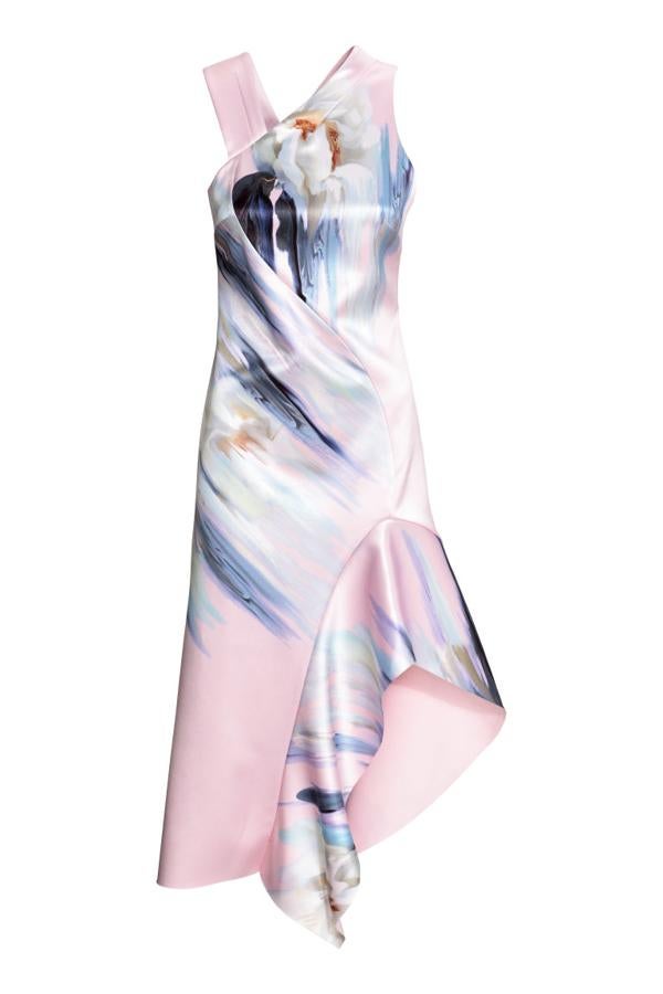 Una de las propuestas más originales de H&M es este bonito vestido no tejido con motivo estampado en tonos azules y blancos sobre fondo rosa. Con tirantes anchos, bajo diagonal y bajo con vuelo y abertura, tenía un precio de 199 euros y ahora podemos comprarlo por 70,99 euros. Está disponible en las tallas 34, 36 y 38.