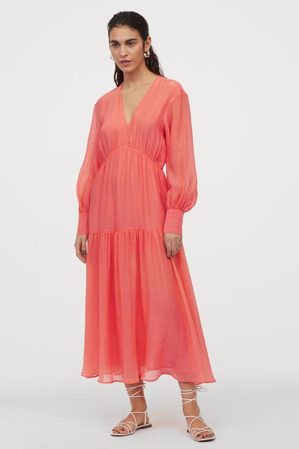Una de las propuestas más vistosas es este bonito vestido largo en rosa coral confeccionado en georgette de mezcla de lyocell sostenible con mangas largas abullonadas y costura elástica en la cintura. Tiene un precio de 37,99 euros (49,99 euros) y está disponible entre las tallas 32 y 50 menos en la 36.