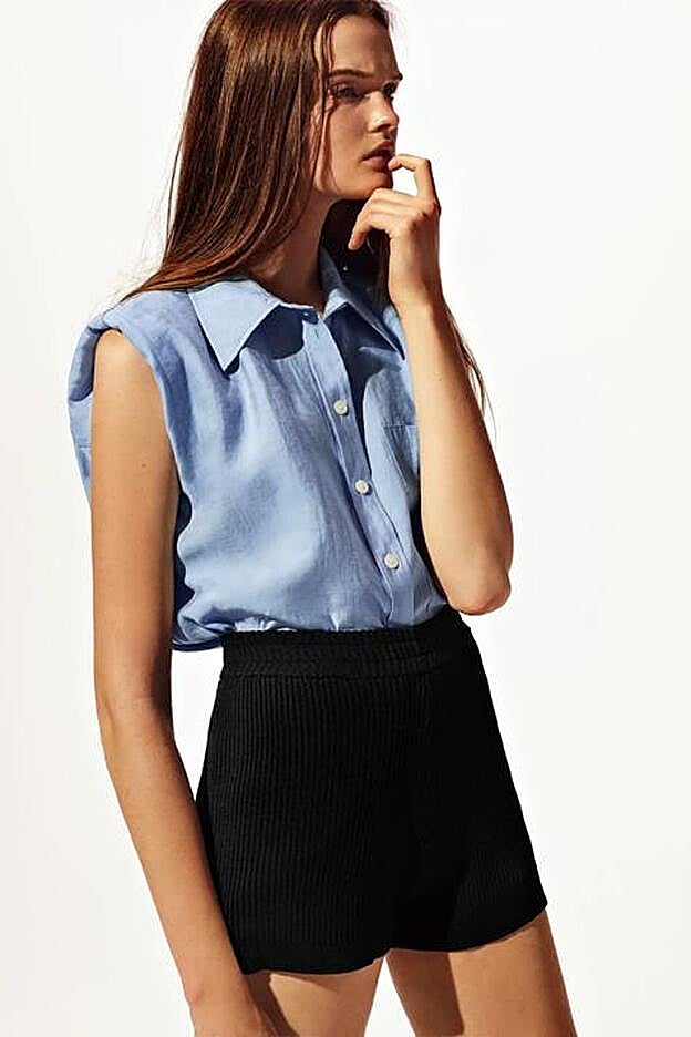 Camisa fluida con hombreras de Zara.