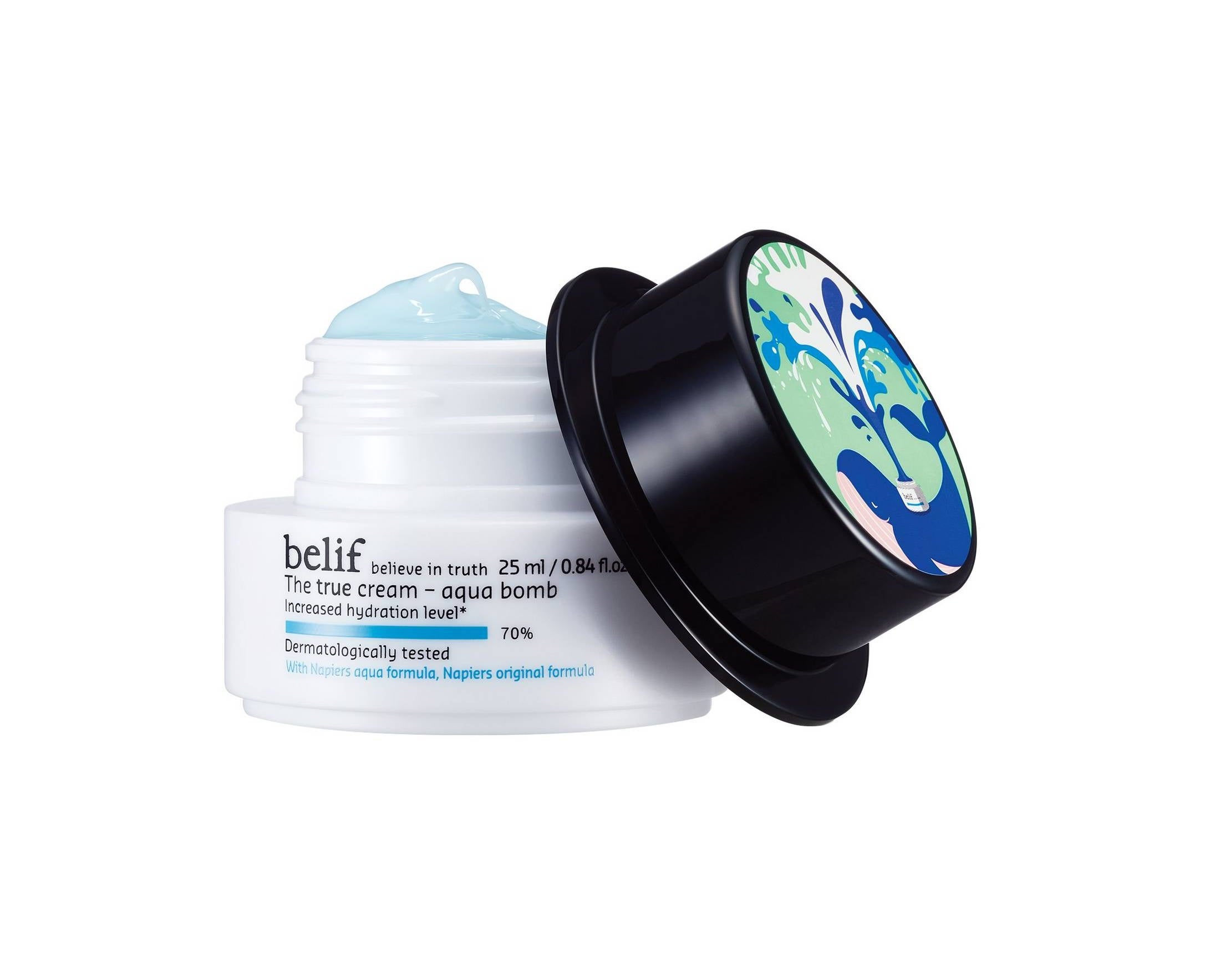 La Aqua Bomb de Belif sorprende por su textura ultra ligera y de rápida absorción, ideal para soportar las altas temperaturas. Aporta elasticidad, suavidad y minimiza los poros abiertos gracias a su fórmula a base de plantas medicinales, entre ellas la alchemilla.  (17,95 euros/25 ml) .