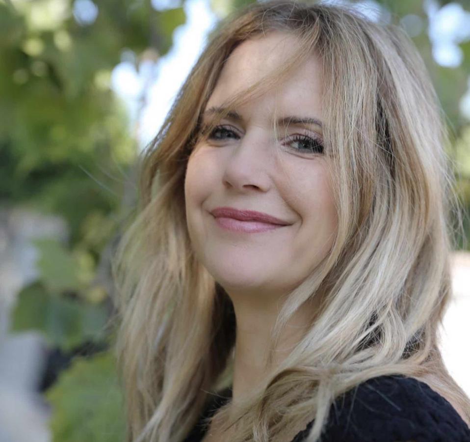 A Kelly Preston le diagnosticaron un cáncer de mama hace dos años y ha estado en tratamiento desde entonces, Pero nada de ello se ha hecho público hasta que nos hemos enterado hoy de la triste noticia de su muerte proque ella misma decidió que quería sobrellevarlo en la más estricta intimidad de su familia.
