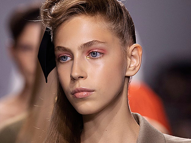 Consigue un extra de luz en la mirada añadiendo un toque dorado en el lagrimal, como en el desfile de Annakiki