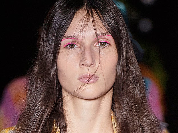 Peter Pilotto apuesta por el eyeliner gráfico de colores potentes para esta temporada.