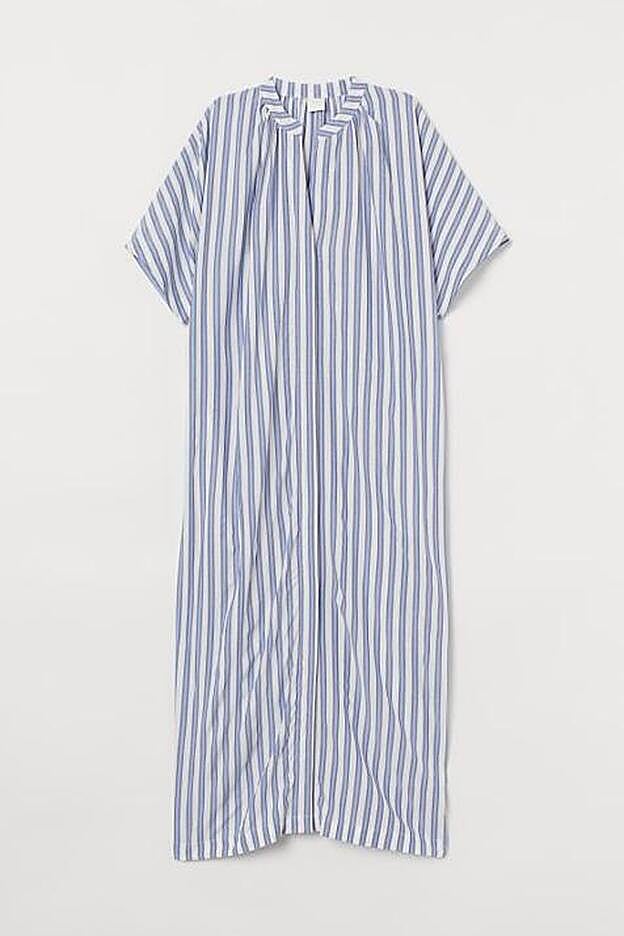 Caftán a rayas blancas y azules, de H&M.