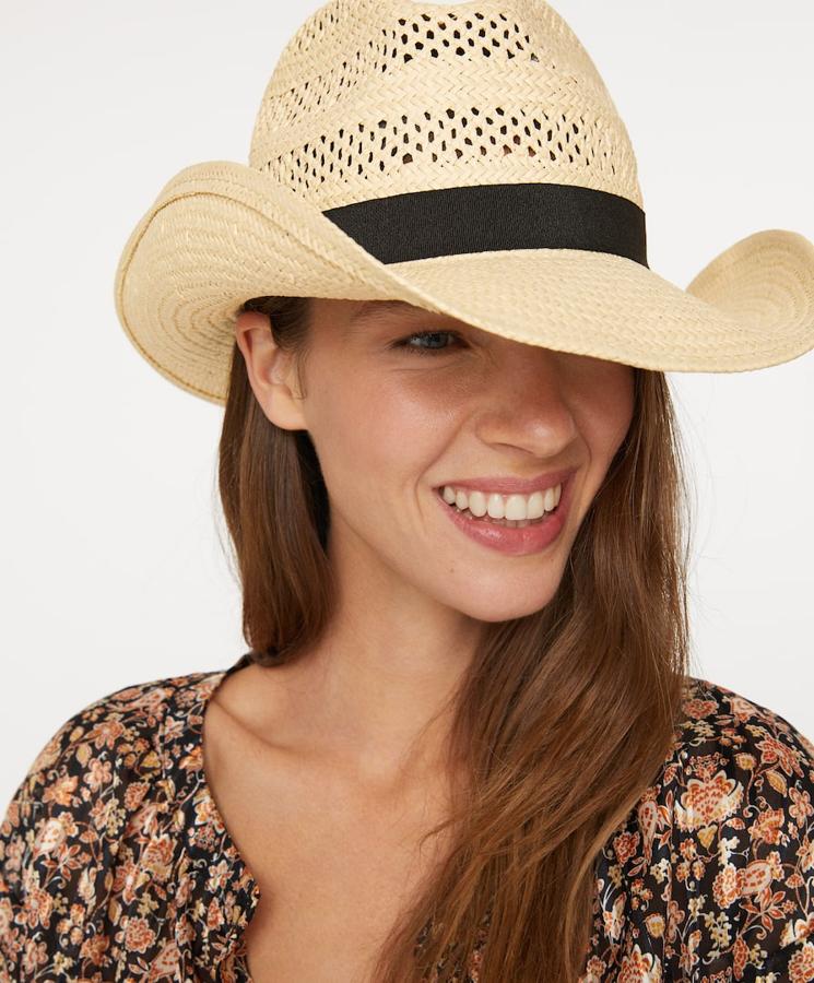 Sombrero de rafia tipo cowboy, de Oysho (14,99 euros).