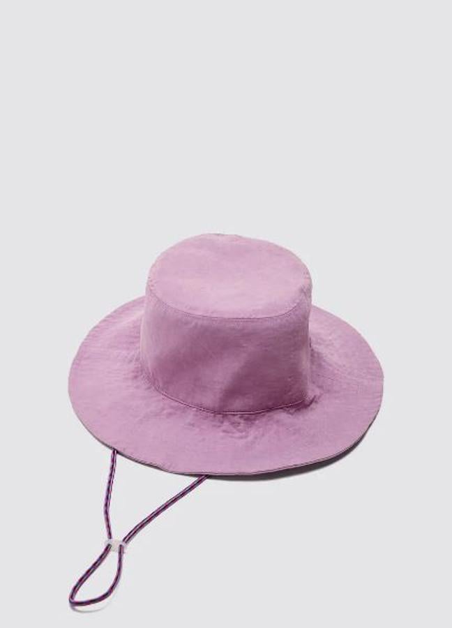 Gorro bucket o de pescador en color malva, de Zara (7,99 euros).