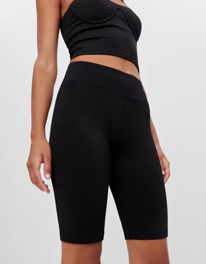 Con acabados rib y perneras ajustadas, este pantalón tipo ciclista en color negro tiene  un precio de 12,99 euros  y estará disponible entre las tallas XS y L.