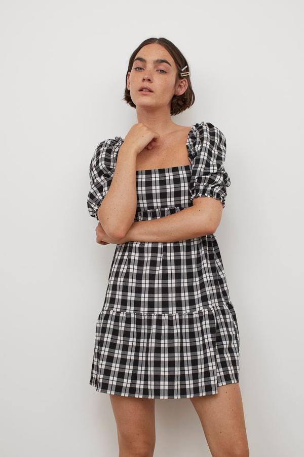 Otra propuesta de cuadros negros y blancos de H&M es este vestido corto de sircasa con escote cuadrado delante y en la espalda, con mangas cortas abullonadas y costura fruncida en la falda para dar volumen. Tiene un precio de 24,99 euros y está disponible entre las tallas 32 y 48.