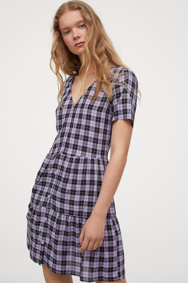 El color tendencia del 2020 está muy presente en las nuevas colecciones y también aparece en este vestido corto de H&M con escote de pico, mangas cortas y falda evasé con fruncido escalonado. Cuesta 14,99 euros y está disponible entre las tallas 32 y 46.