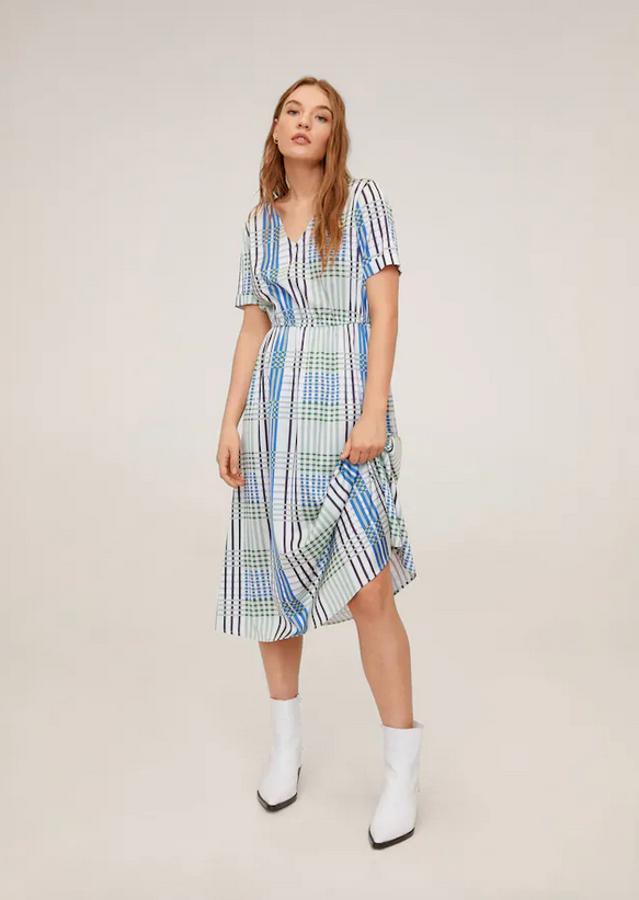 En Mango hemos encontrado la propuesta más larga, pero su original diseño y que está de rebajas bien merecen un hueco en esta selección. En verde y azul sobre fondo blanco, tiene el diseño acampanado, escote de pico y manga corta con vuelta. De 39,99 euros ha pasado a 17,99 euros y está disponible en las tallas XS y S.