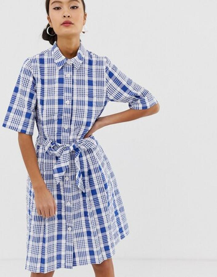 Estilo camisero para este vestido de Monki que podemos encontrar en Asos. Con cuello italiano, manga corta y bolsillos laterales, costaba 49,99 euros y ahora puedes comprarlo por 37,99 euros entre las tallas XS y L.