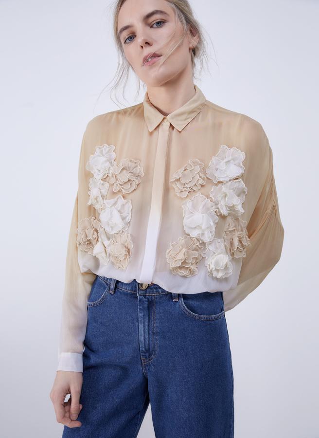 Camisa de tejido fluido con efecto degradado y flores tridimensionales bordadas, de las rebajas de Uterqüe (39,95 €).