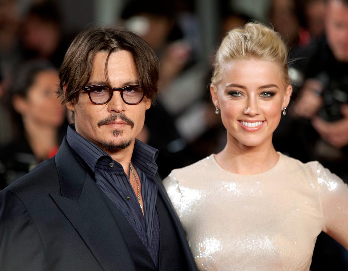 Johnny Depp tenía 49 años y llevaba 14 casado con la actriz y modelo Vanessa Paradis, de 39. Un año después de su separación, supimos que el motivo había sido la actriz de 25 años Amber Heard. Si buscaba nuevas emociones, desde luego las encontró a su lado...