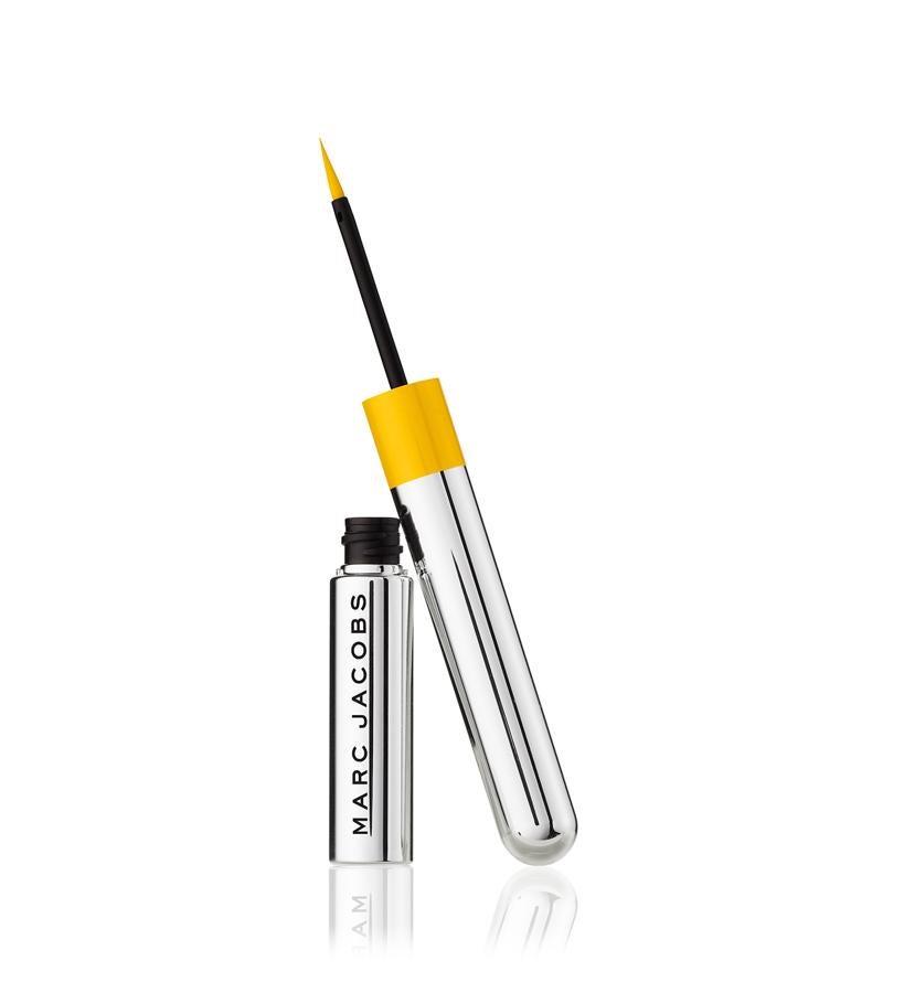 Con una tecnología de gel para un ajuste a prueba de agua y un pigmento extra intenso y duradero, esta tinta líquida ofrece la misma facilidad de aplicación que un lápiz de ojos.  Liquid Eyeliner Waterproof de Marc Jacobs Beauty  (28,55 €).