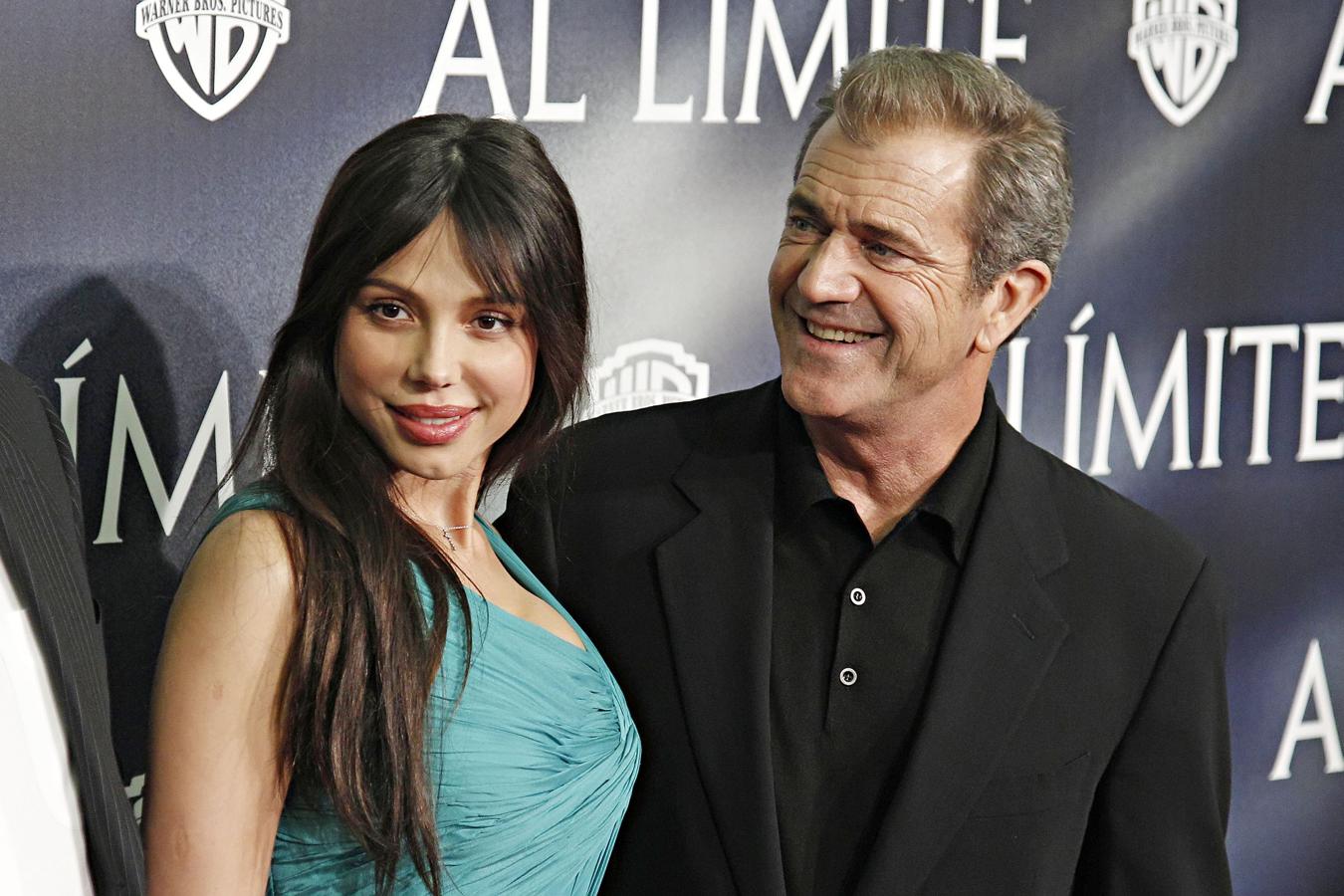 30 años llevaba Mel Gibson casado con Robyn Moore cuando saltó a los titulares la noticia de que el actor había dejado embarazada a la pianista Oksana Grigorieva, de 39 años (él tenía 55). El divorcio le costó muy caro, ya que no había acuerdo prenupcial y una Robyn muy poco dada a la compasión se quedó la mitad de sus 850 millones de dólares.