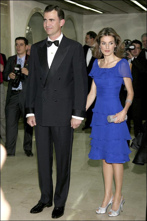 Su segunda aparición para presidir los premios fue con este vestido azul de gasa y volantes que, con la perspectiva de los años, deja clara la evocluión del estilo de la Reina.