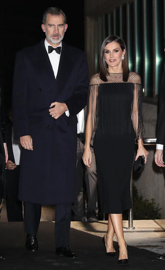 En 2019, la Reina llevó uno de nuestros looks favoritos, con este vestido negro con escote de red y flecos.
