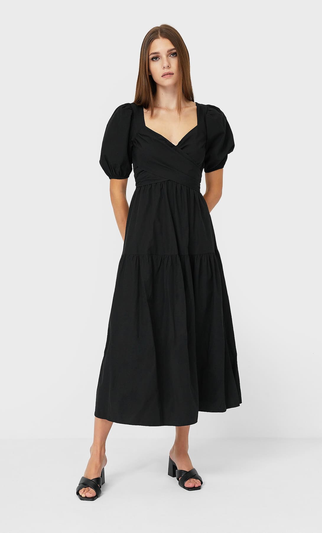 Un básico negro no se rechaza y la nueva colección de Stradivarius tiene el perfecto vestido popelin al que sacar partido todos los veranos. (29,99 euros).