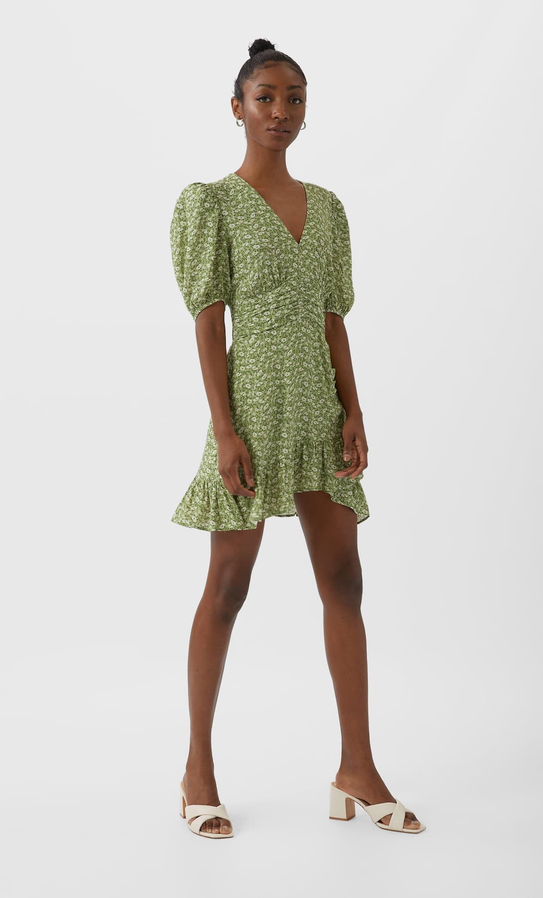 ¡Extra de detalles! Vestido mini con volantes, pliegues y mangas abullonadas con un estampado muy apetecible para la temporada estival. (25,99 euros).